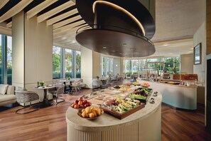 Breakfast, dinner and brunch served - Hotel Indigo Shanghai Harbour City by IHG (Shanghai)