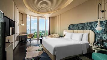 Minibar, caja de seguridad en la habitación y escritorio