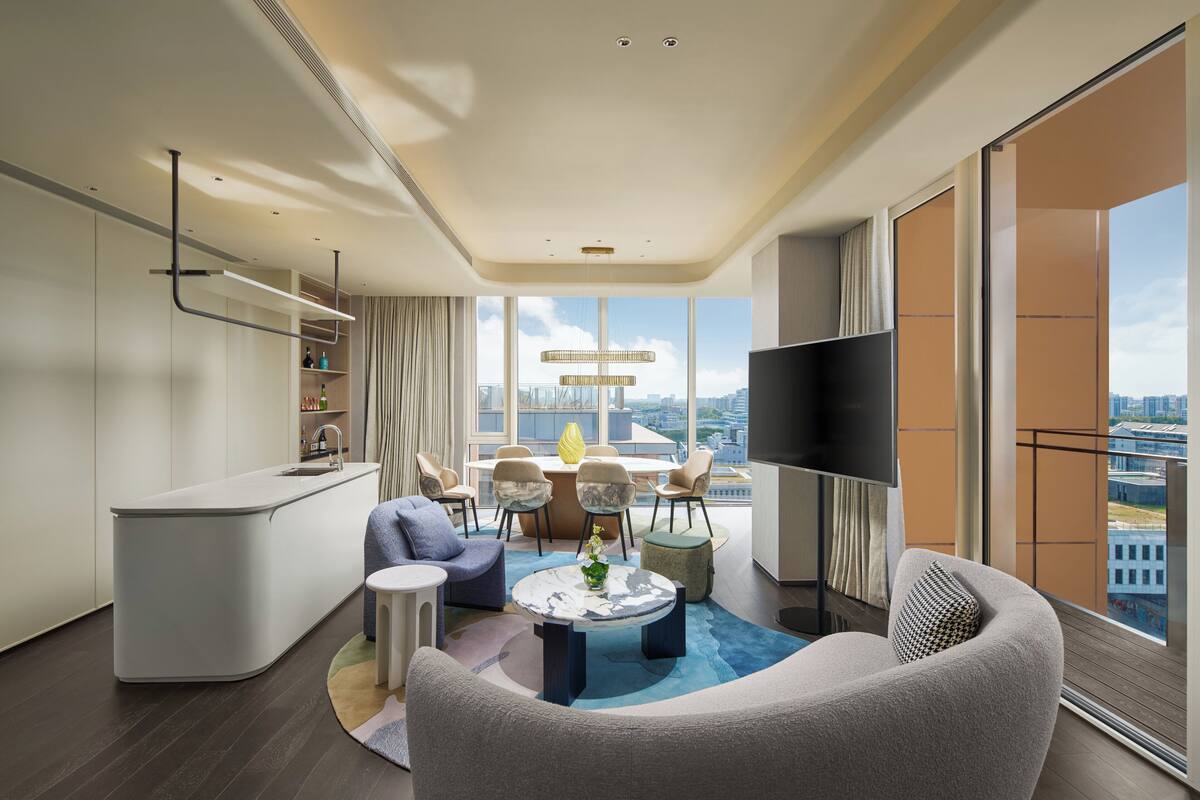 Suite, 1 Bedroom, Lake View (Dining) | Bar mini, peti besi dalam bilik, meja, langsir/tirai gelap terus