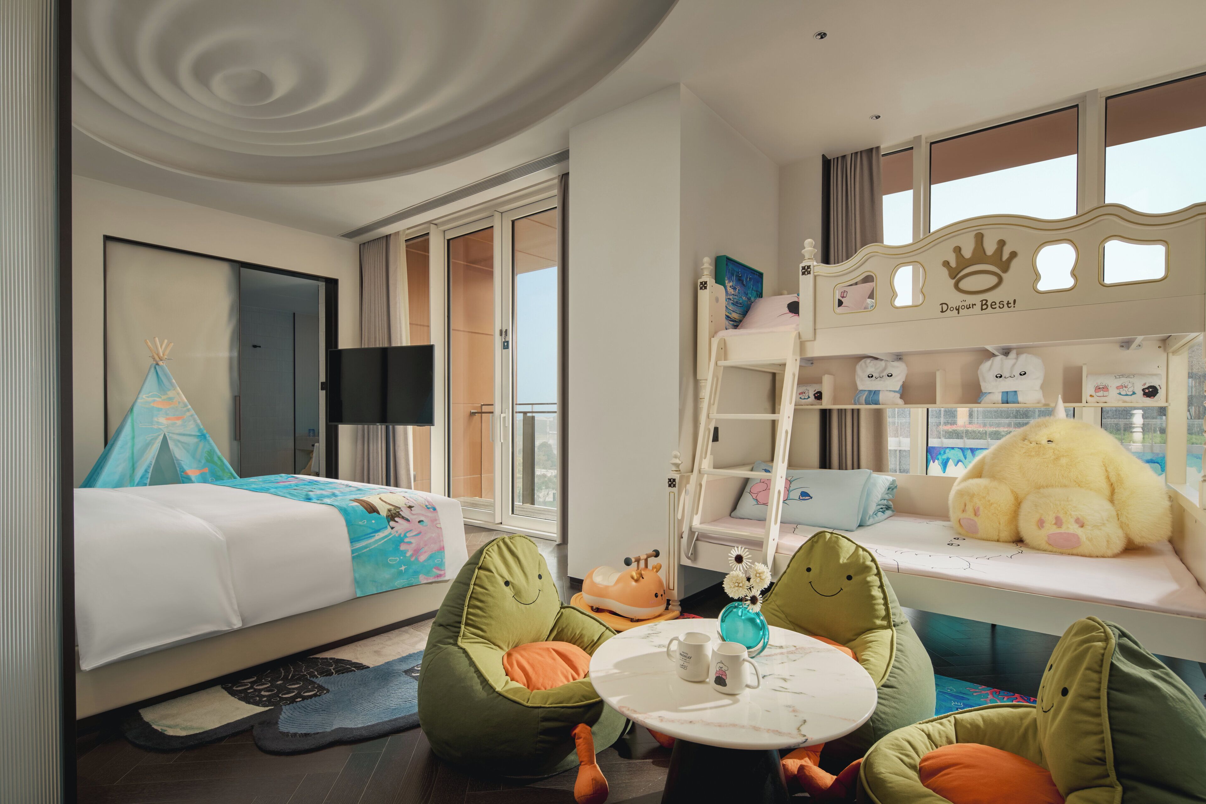 Family Room, 1 King Bed, Balcony | City view
