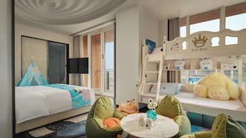 Family Room, 1 King Bed, Balcony | City view