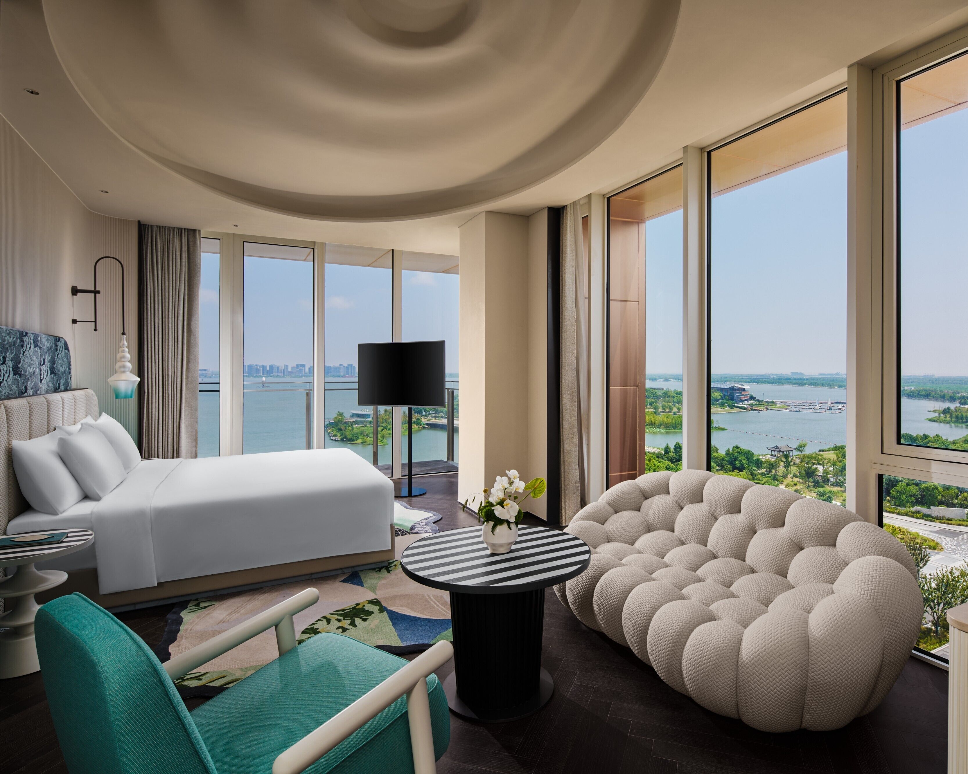 Rom – premium, 1 kingsize-seng, balkong, utsikt mot innsjø | Minibar, safe på rommet, skrivebord og blendingsgardiner