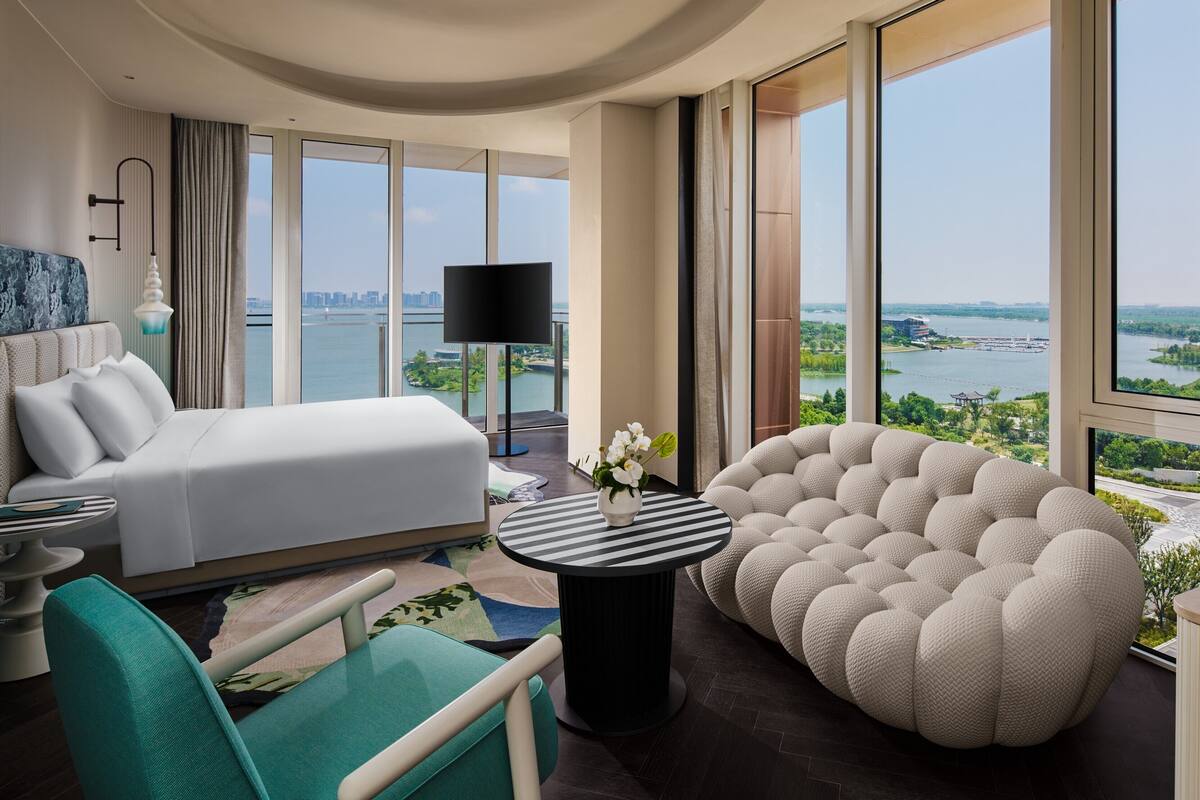 Premium Room, 1 King Bed, Balcony, Lake View | Minibar, in-room safe, desk, blackout drapes