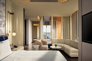 Suite, 1 habitación, vista al lago (Dining) | Minibar, caja de seguridad en la habitación y escritorio