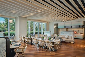 Petit déjeuner, dîner et brunch servis sur place