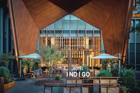 Alfresco dining, open daily