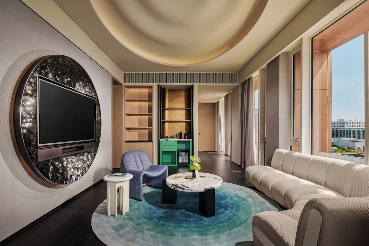 Suite, 1 Bedroom, City View | Bar mini, peti besi dalam bilik, meja, langsir/tirai gelap terus
