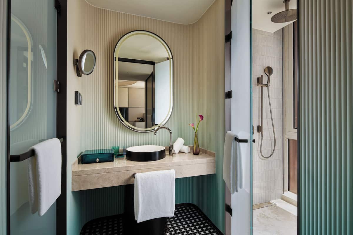 Standard Room, 1 King Bed | Bathroom | Free toiletries, hair dryer, bathrobes, slippers