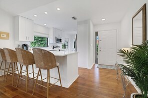 Fridge, microwave, oven, dishwasher - Beautiful, Remodeled Villa Within Walking Distance to Vanderbilt Beach!! (Naples)