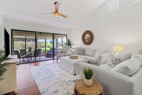 Beautiful, Remodeled Villa Within Walking Distance to Vanderbilt Beach!!