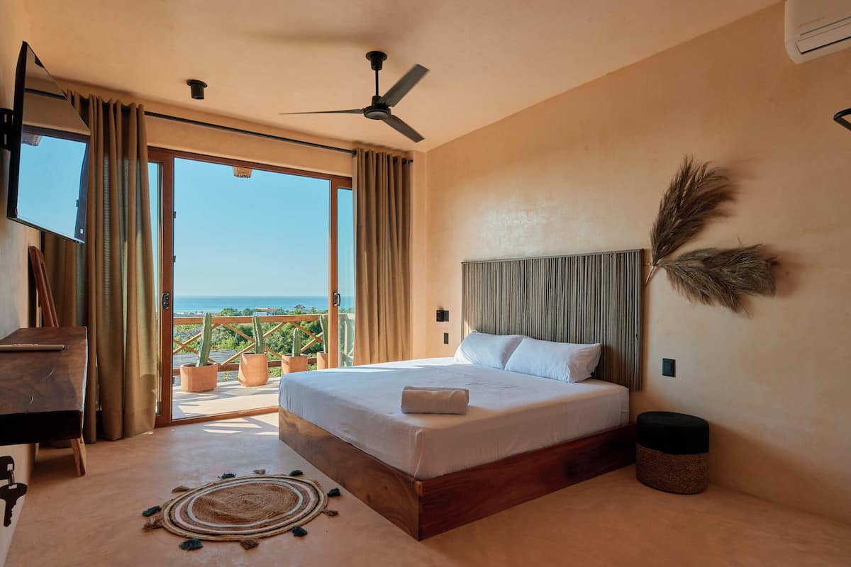 Suite, 1 cama King size, balcón, vista al mar | Caja de seguridad en la habitación y tabla de planchar con plancha