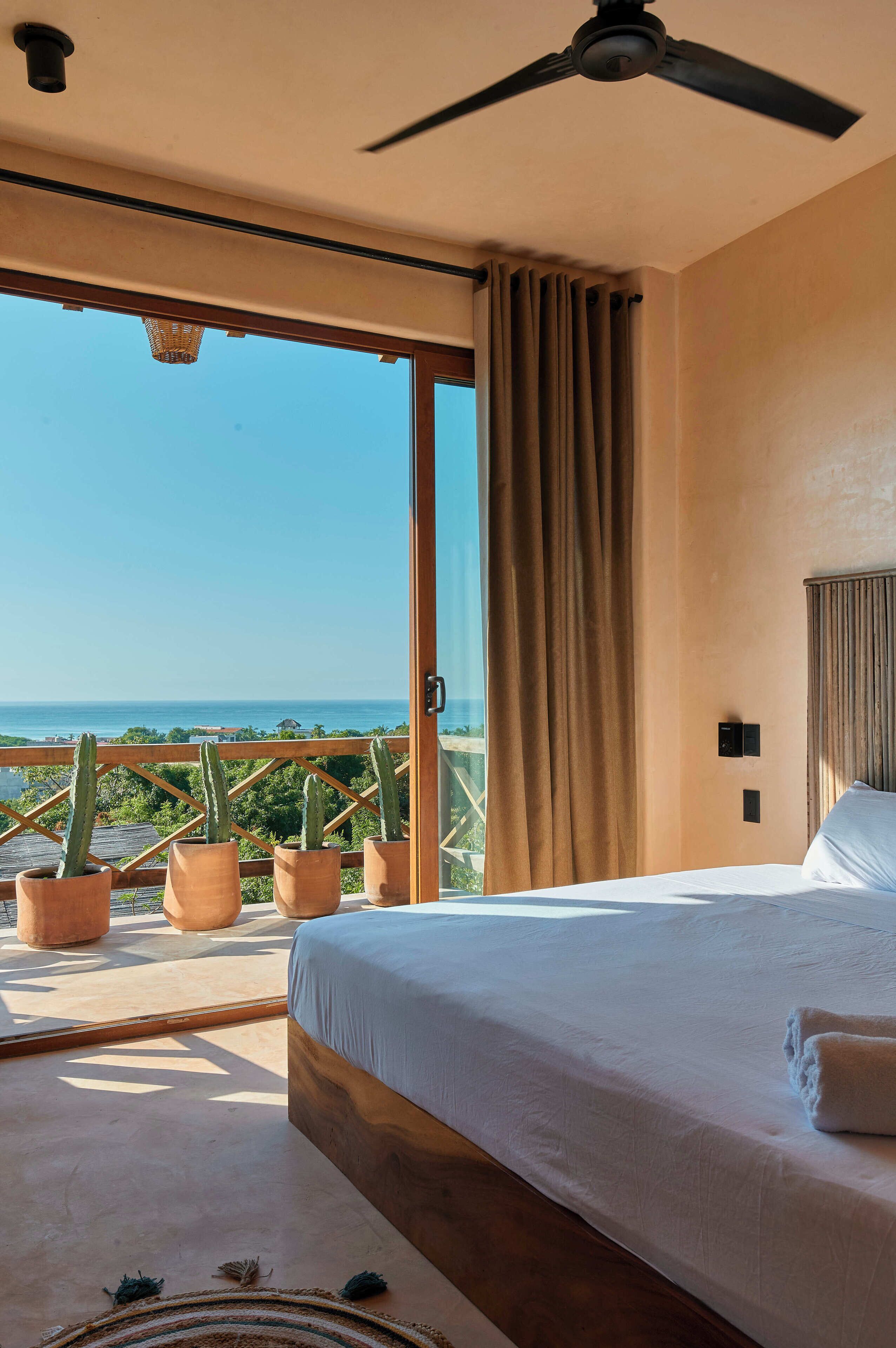 套房, 1 張特大雙人床, 露台, 海景 | 房內夾萬、熨斗/熨衫板、免費 Wi-Fi、床單