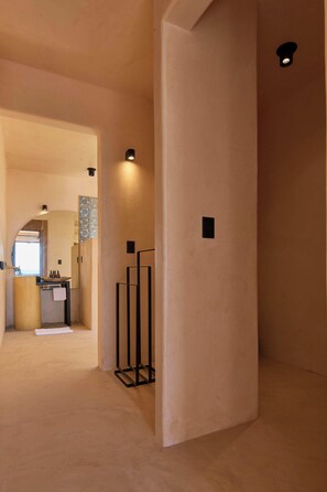 Suite, 1 King Bed, Balcony (1) | Bathroom | Shower, towels, soap, shampoo - Casa Zpada (Santa Maria Colotepec)