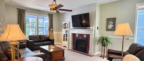 Una Smart TV, una chimenea