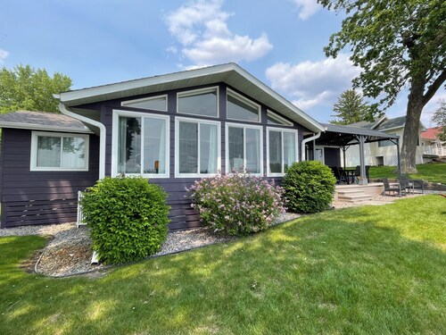 Willow Cove Cottage - A Serene 5-Bedroom House on Pleasant Lake in Annandale, MN