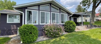 Willow Cove Cottage - A Serene 5-Bedroom House on Pleasant Lake in Annandale, MN