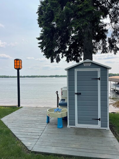 Willow Cove Cottage - A Serene 5-Bedroom House on Pleasant Lake in Annandale, MN