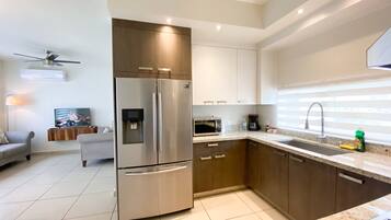 Microondas, horno, placa de cocina y cafetera o tetera