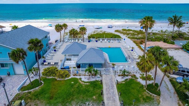 Ein Resort mit Poolbereich, Strandzugang und Meerblick.