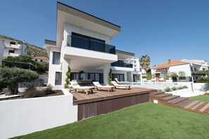 Terrace/patio - Beachfront Villa Nautilux with Pool (Seget Donji)