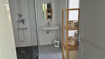 Dusche, Handtücher, Toilettenpapier