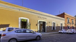 A hotel named 'HOTEL POSADA' with a paved street in front.