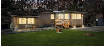 sleeps six, close to slopes, hot tub and game room