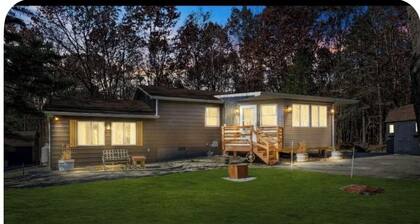 sleeps six, close to slopes, hot tub and game room
