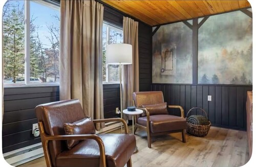 sleeps six, close to slopes, hot tub and game room private hot tub