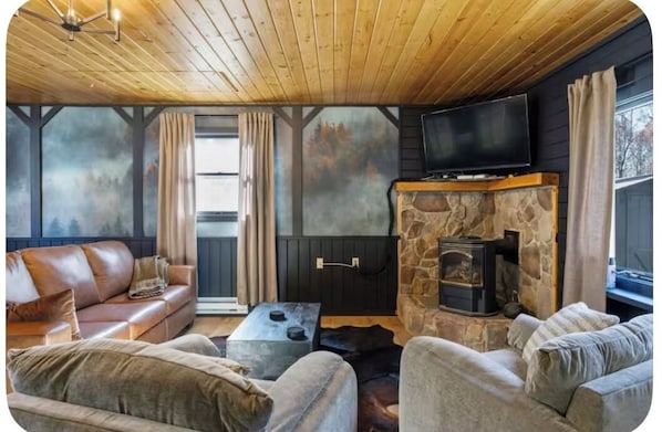Smart TV, fireplace, table football, ping pong - sleeps six, close to slopes, hot tub and game room private hot tub (Albrightsville)