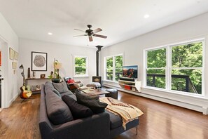 Televisio, kirjoja, stereot, työhuone