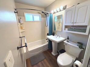 Douche, sèche-cheveux, bidet, serviettes fournies