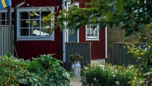 Un bâtiment rouge sur lequel on peut lire l’inscription « GÅRDSBUTIKEN TOPPERYD ».