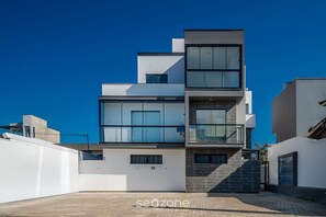 Basic Apartment | Exterior - Complete Stay by the Sea, Just 10 Meters From the Beach - Aars (Florianópolis)