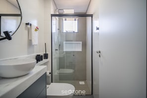 Traditional Apartment | Bathroom | Bathtub