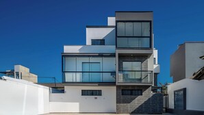 Un edificio moderno a più piani, con ampie finestre e tetto piano.