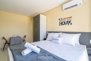 Basic Apartment | 1 bedroom - Complete Stay by the Sea, Just 10 Meters From the Beach - Aars (Florianópolis)