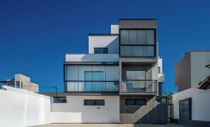 Basic Apartment | Exterior - Complete Stay by the Sea, Just 10 Meters From the Beach - Aars (Florianópolis)