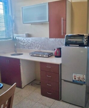 Réfrigérateur, four, plaque de cuisson, cafetière/bouilloire