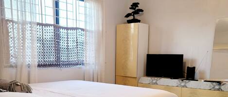 1 soverom, skrivebord, strykejern/-brett og wi-fi (inkludert)