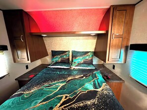 1 bedroom, WiFi, bed sheets - MaRVelous Casita in Lovely RV Resort Pool Gym AC Fast WiFi,Great for long stay! (Magnolia)
