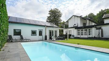 Een buitenzwembad, een verwarmd zwembad