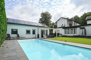 Utendørsbasseng og et oppvarmet basseng