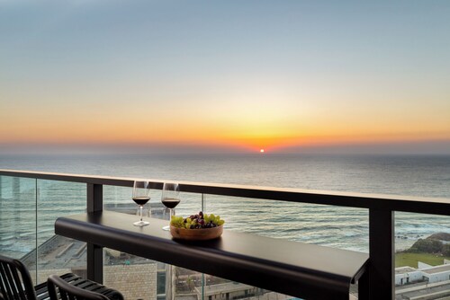 Welcoming 4-bedroom apartment in Netanya facing the beach