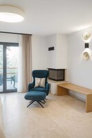 Quarto casal, sacada, vista para a montanha | Individualmente decorados, individualmente mobiliados, escrivaninha