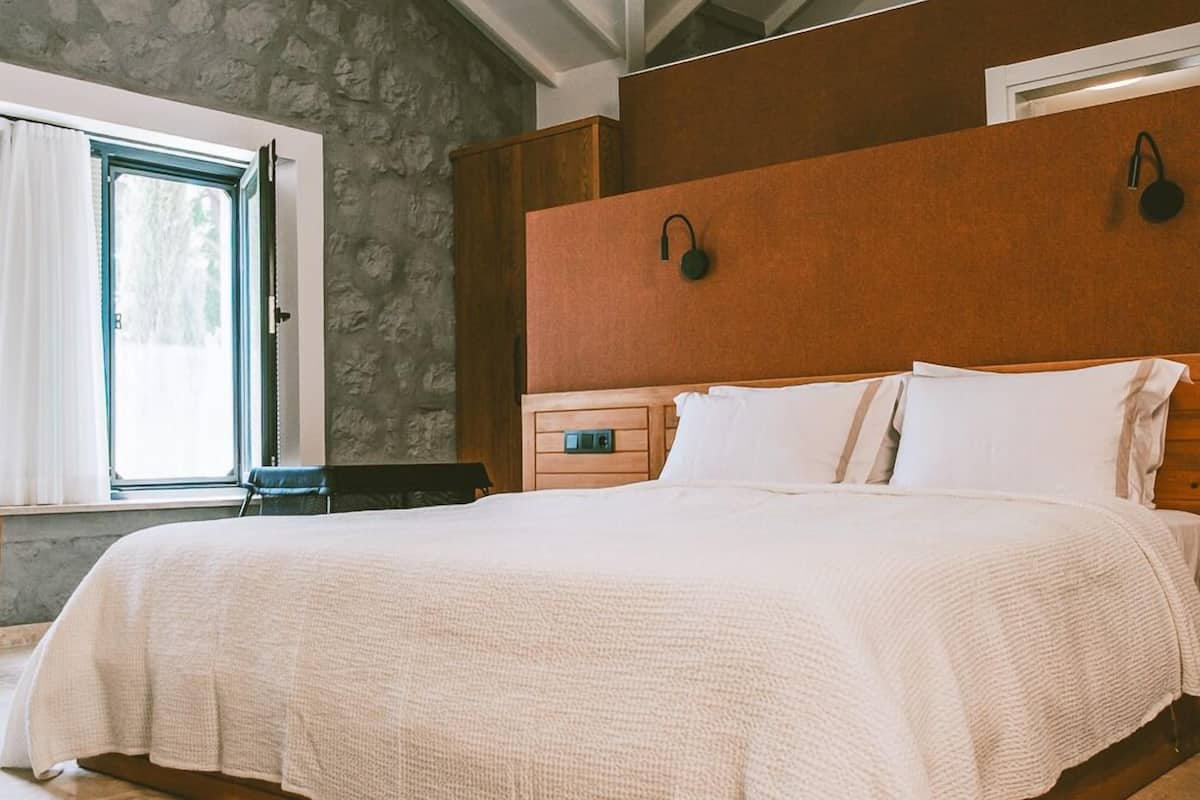 Double Room, 1 King Bed, Mountain View | Individually decorated, individually furnished, desk, laptop workspace