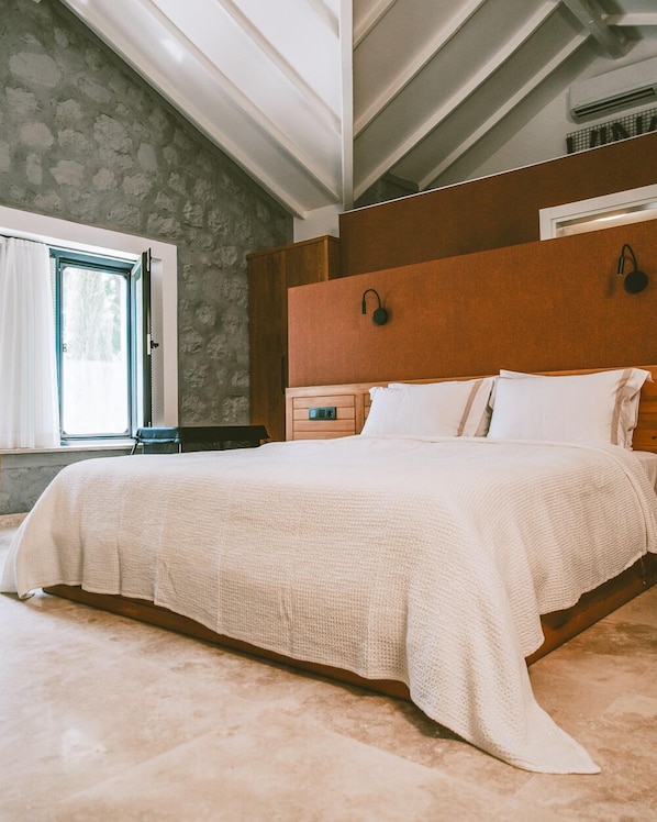 Double Room, 1 King Bed, Mountain View | Individually decorated, individually furnished, desk, laptop workspace