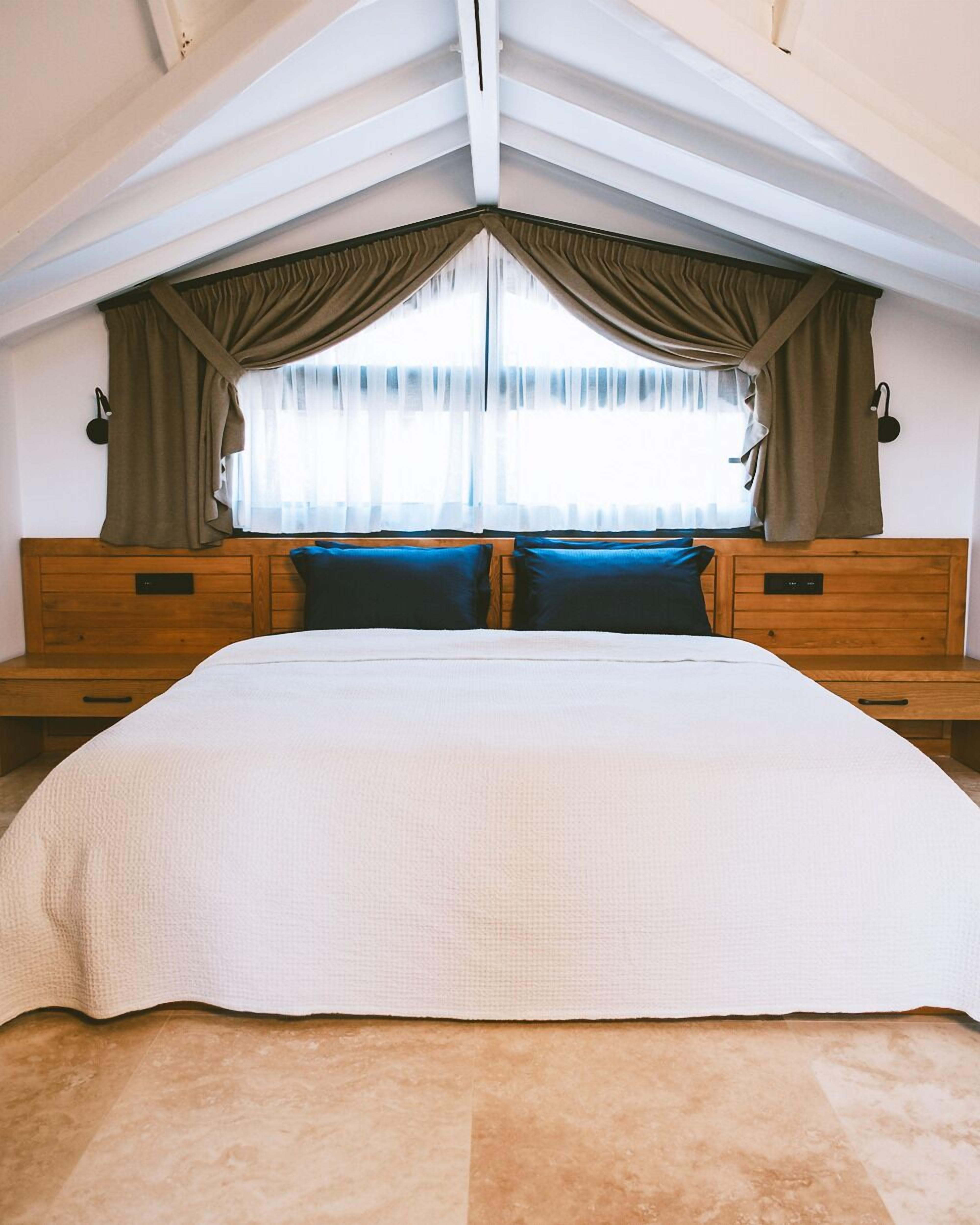 Double Room, 1 King Bed, Terrace, Mountain View | Individually decorated, individually furnished, desk, laptop workspace