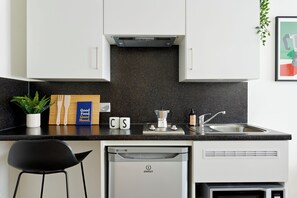 Studio, Non Smoking | Private kitchen