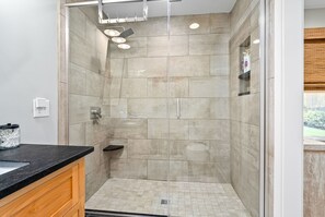 Shower, hair dryer, towels, soap - Drake Ave Dreamy Backyard! (Auburn)